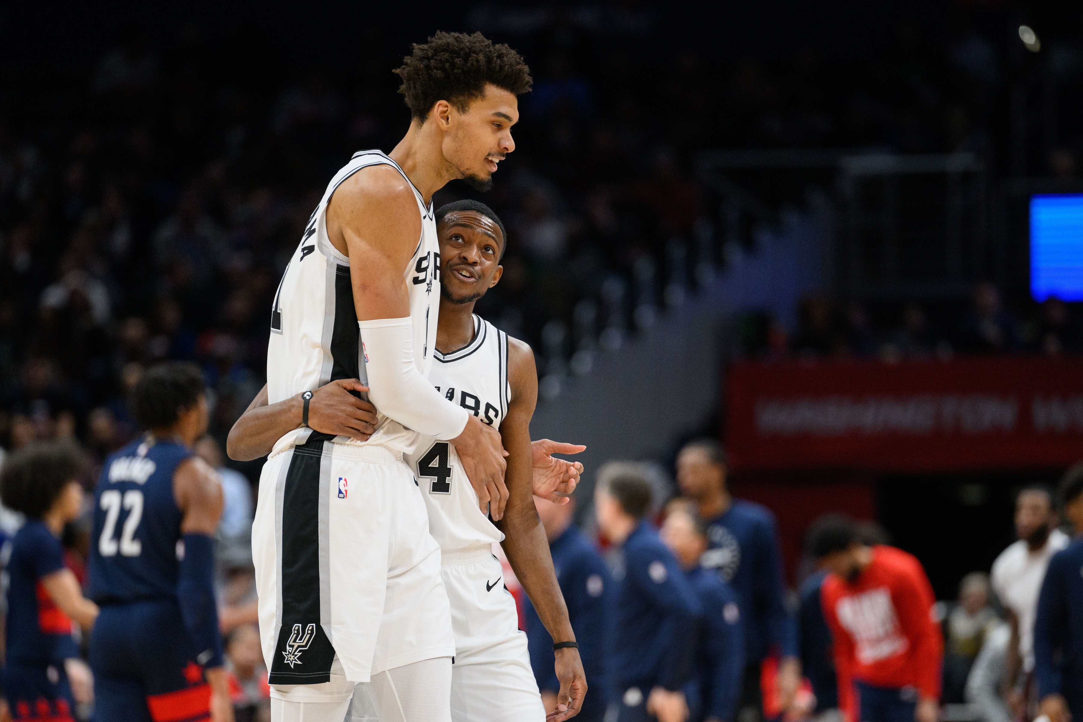 九游体育-里程碑夜！多伦多猛龙防线松动，NBA总决赛集结日刷纪录，气氛紧张，团队化学反应显著
